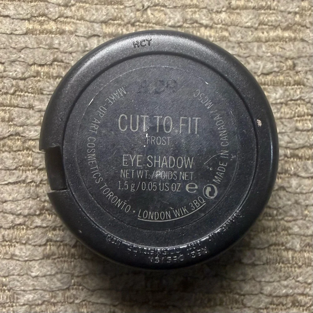 MAC Cosmetics CUT TO FIT Eyeshadow discontinued